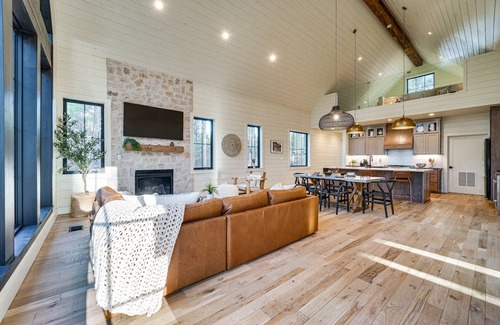 Broken Bow Cabin | Luxury Broken Bow Cabin w/Hot Tub on 3 Acres!