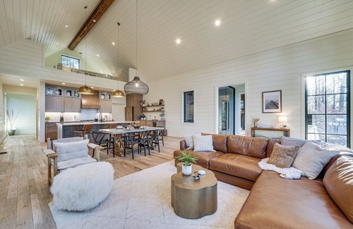 Broken Bow Cottage | Luxury Broken Bow Cabin w/Hot Tub on 3 Acres!