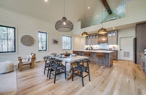 Broken Bow Cottage | Luxury Broken Bow Cabin w/Hot Tub on 3 Acres!