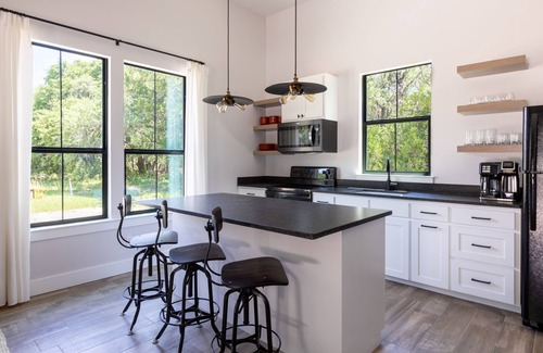 New Braunfels House | Luxury Bungalow 2 miles to Gruene Hall, 10 miles to Whitewater Amphitheater