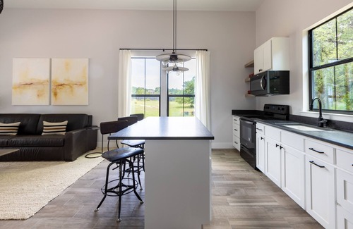 New Braunfels House | Luxury Bungalow 2 miles to Gruene Hall, 10 miles to Whitewater Amphitheater