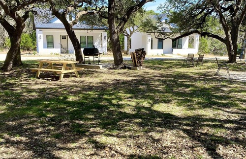New Braunfels House | Luxury Bungalow 2 miles to Gruene Hall, 10 miles to Whitewater Amphitheater