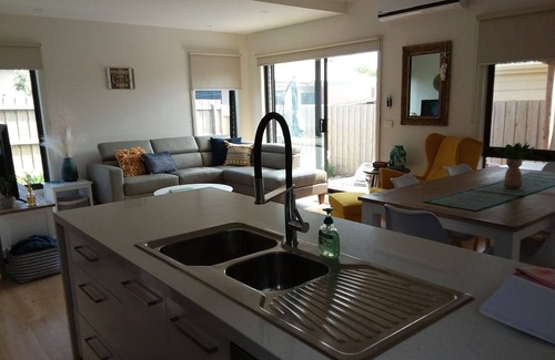 Capel Sound House | Luxury by the Bay - 5 Minute walk away!