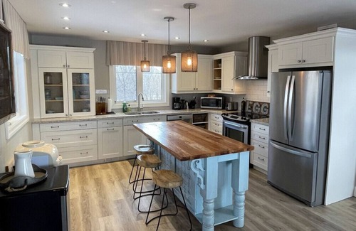 Havelock-Belmont-Methuen House | Luxury Lakefront: Captivating Vistas on Jack Lake