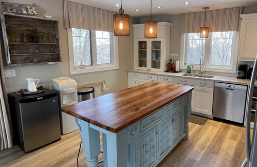Havelock-Belmont-Methuen House | Luxury Lakefront: Captivating Vistas on Jack Lake