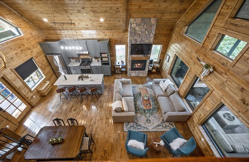 Hochatown Cabin | Luxury Cabin-2 Covered Decks-Hot Tub-Fire Pit & Game Room-in Hochatown-Flat Road