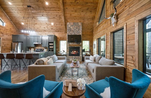 Hochatown Cabin | Luxury Cabin-2 Covered Decks-Hot Tub-Fire Pit & Game Room-in Hochatown-Flat Road