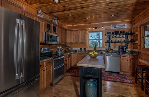 Boone Cabin | ☆ Luxury ☆ Cabin ☆ 2 K/3 Q ☆ Firepit ☆ Fireplace☆Rustic☆3 Smart TVs☆Large Decks☆
