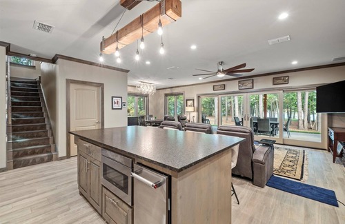 Dogwood House | Luxury Cabin, 500’ Lake Front, 3 acre property on Lake Bob Sandlin!