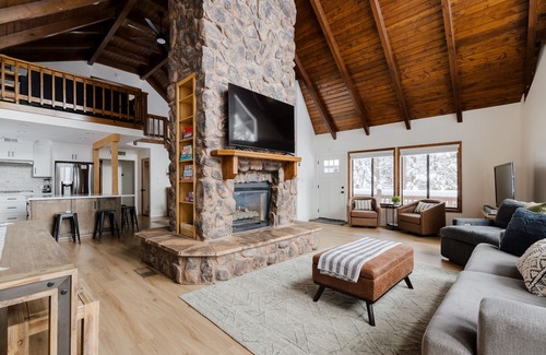Strawberry Cabin | Luxury Cabin, Game Room, Firepit, Deck w/Mtn View, Trailer Parking & Family Time