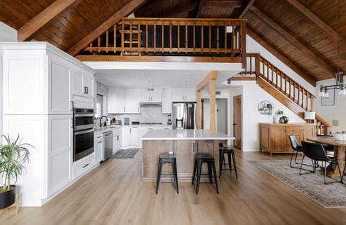 Strawberry Cabin | Luxury Cabin, Game Room, Firepit, Deck w/Mtn View, Trailer Parking & Family Time