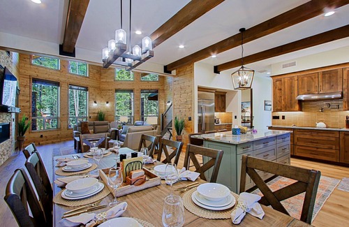 Potato Patch Cabin | Luxury Cabin in a woods! Private location 7000 ft elevation, 4 seasons!