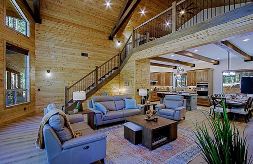 Potato Patch Cabin | Luxury Cabin in a woods! Private location 7000 ft elevation, 4 seasons!