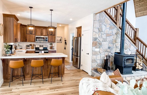Mammoth Creek Cabin | Luxury Cabin near National Parks w/Hot Tub & Lake