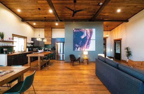 Cody Cabin | Luxury cabin near Cody: 2 kings, kids bunkroom, fire pit, country charm with easy access.