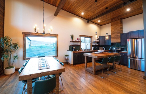 Cody Cabin | Luxury cabin near Cody: 2 kings, kids bunkroom, fire pit, country charm with easy access.