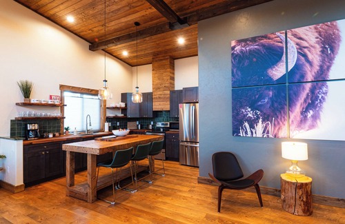 Cody Cabin | Luxury cabin near Cody: 2 kings, kids bunkroom, fire pit, country charm with easy access.