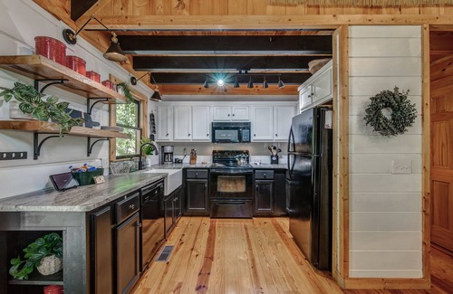 Cherry Log Cabin | Luxury cabin near Toccoa River, HT