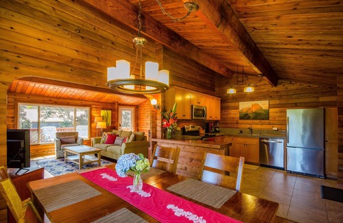 Volcano Cabin | Luxury Cabin on Golf Course 5 Minutes to Nat'l Park.