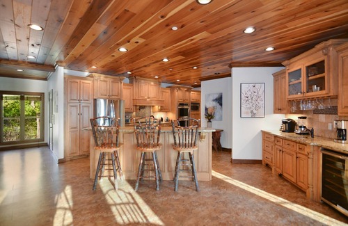 Gatlinburg - Pigeon Forge Cabin | Luxury Cabin w/2 Pools, Golf Simulator, Hot Tub, Fire Pit & More!