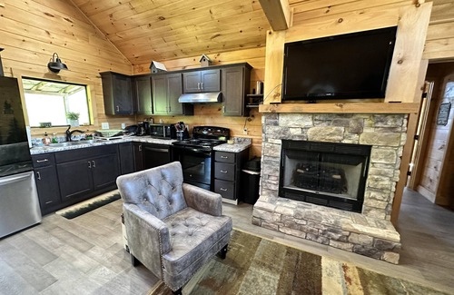Rogers Cabin | Luxury cabin with a hot tub and internet
