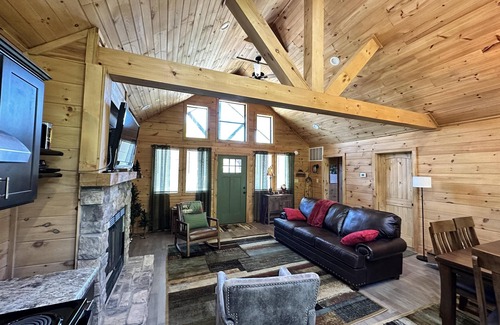 Rogers Cabin | Luxury cabin with a hot tub and internet