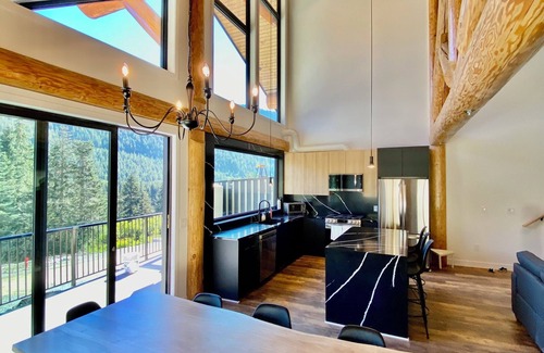 Hemlock Valley Cabin | Luxury Cabin with best games room in Hemlock, hot tub, sleeps 10