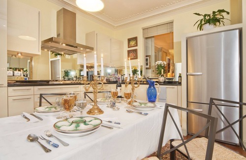 8th Arrondissement Apartment | Luxury, Calm & Elegance in the heart of the Champs-Elysées with Champagne !