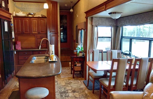 Reddick House | Luxury camping on horse farm in Reddick.