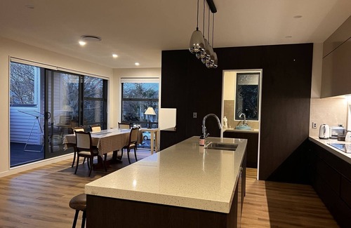 Royal Oak House | Luxury & Central location with 3 Bedroom&3.5 Bath -3 mins drive to cornwall park