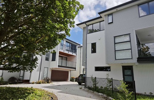 Royal Oak House | Luxury & Central location with 3 Bedroom&3.5 Bath -3 mins drive to cornwall park