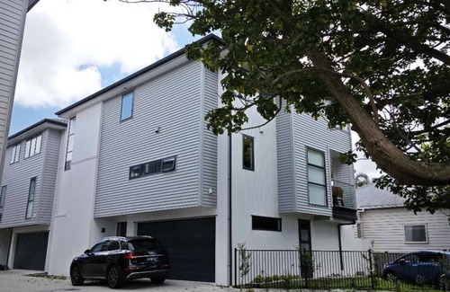 Royal Oak House | Luxury & Central location with 3 Bedroom&3.5 Bath -3 mins drive to cornwall park