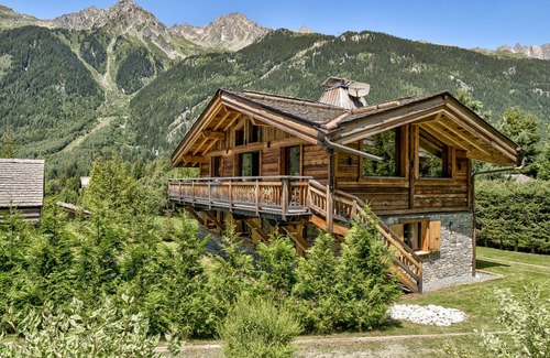 Chamonix-Mont-Blanc Ski Chalet | Luxury Chalet with Spa Cabin in Garden