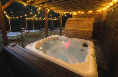 Windham Ski Chalet | Luxury Chalet, Firepit, Sauna, Pet Friendly, 5 mins to Windham Mtn resort