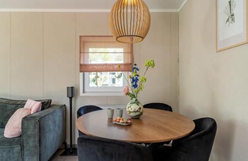Goedereede House | Luxury chalet near Ouddorp with garden, cleaning included