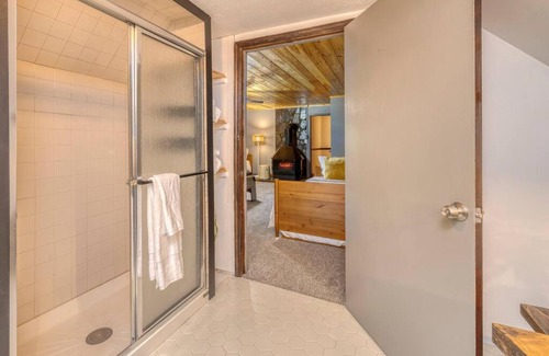 Mineral Bluff Ski Chalet | Luxury Chalet on 50 Acres, Hot Tub, Game Room, Mountain View & seasonal spring