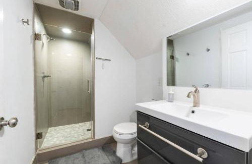 Italian Village House | Luxury Chefs Kitchen - OSU/Short North - Sleeps 10