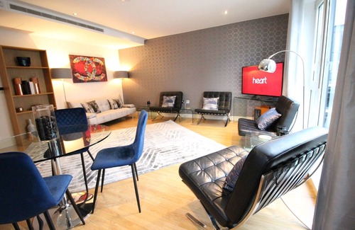 Sands End Apartment | Luxury Chelsea apt with air cond, 3 beds 3 bathrms top floor river views balcony