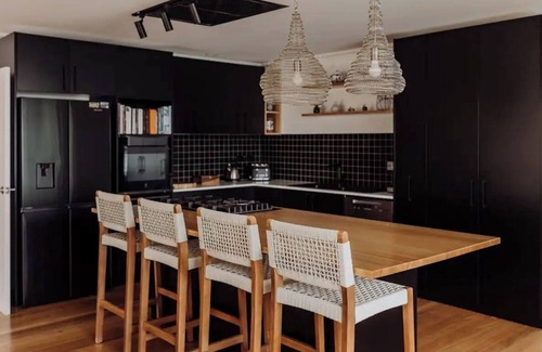 St Helens Apartment | Luxury Coastal Retreat - Stroll to St Helens Township