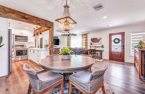 Hills T P House | Luxury Coastal Farmhouse 4 minute walk to the beach!