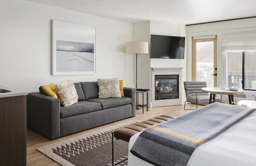 Teton Village Hotel | Luxury Comfort at Gravity Haus Jackson Hole! King + Sofa, 3 Units