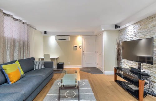 Cote-Des-Neiges—Notre-Dame-De-Grace Apartment | Luxury condo 1 bedroom & 1 sofabed , sleeps 4 & Hi-Speed WIFI