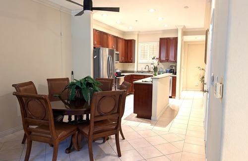 Pacific Terrace Condo | Luxury Condo 2 BR+2 BA+parking free -Marina/Gaslamp - walk to Convention Center!