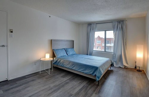 Laval Apartment | LUXURY CONDO DTWN LAVAL HIGHEND BLDG PARKING INCL,gym,theater, lounge, wifi inc