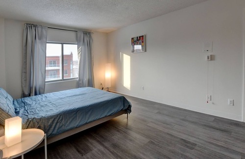 Laval Apartment | LUXURY CONDO DTWN LAVAL HIGHEND BLDG PARKING INCL,gym,theater, lounge, wifi inc