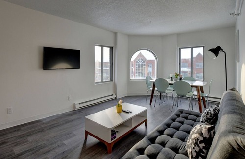 Laval Apartment | LUXURY CONDO DTWN LAVAL HIGHEND BLDG PARKING INCL,gym,theater, lounge, wifi inc