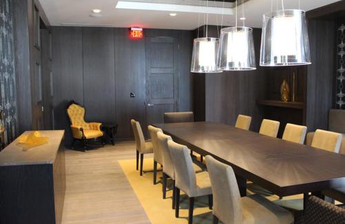 Toronto Entertainment District Apartment | Luxury condo on CN TOWER