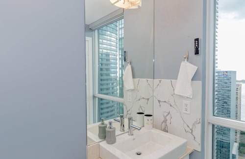 Downtown Toronto Condo | Luxury Condo steps away from CN Tower and Scotiabank Arena