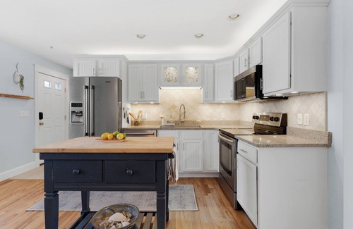 Old Orchard Beach Condo | Luxury Condo with a Pool in wonderful Old Orchard Beach!