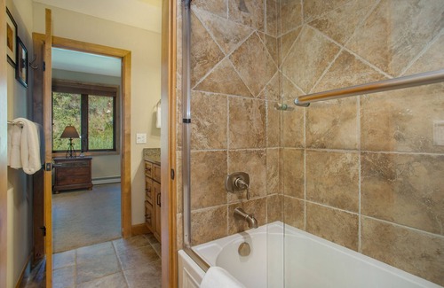 Vail Condo | Luxury Condo w Mtn View, walk to Gondola, SV22B
